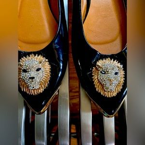 Shully’s GORGEOUS vintage gold pointed flats with Crystal lion embellishments